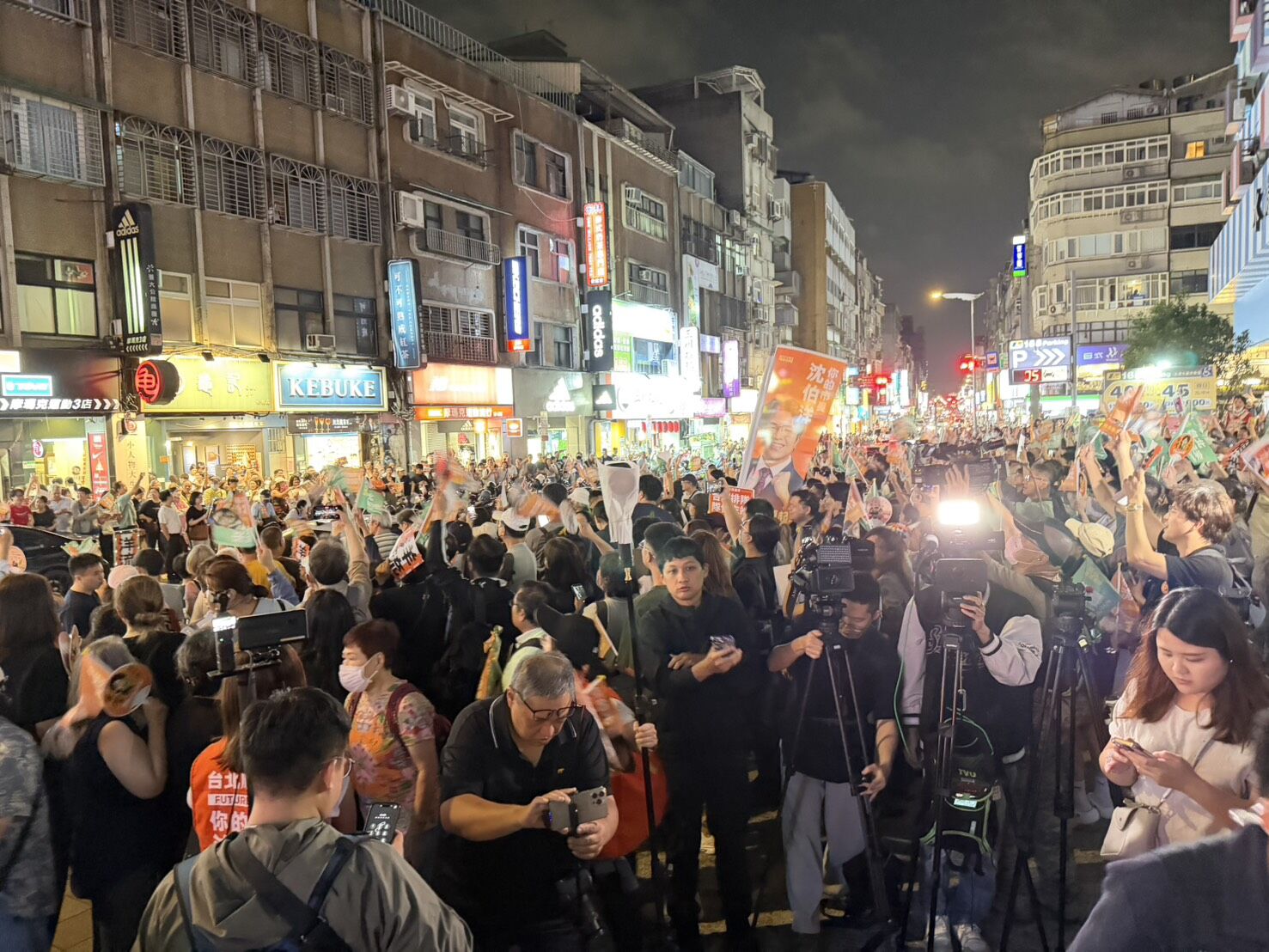 ▲▼民進黨台北市長參選人沈伯洋赴公館商圈掃街拜票，現場湧入洋流。（圖／記者詹詠淇攝）