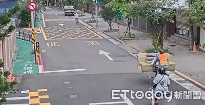 北市最強搬家哥!單車扛整張沙發趴趴走 神級平衡術驚呆路人