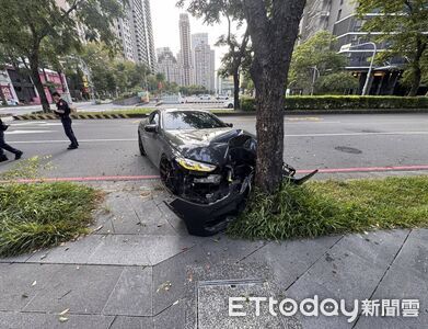 這下賠慘了!BMW車主找代駕送回家 司機把他700萬愛車撞爛