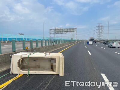 國3驚魂！大貨車載「水塔、流動廁所」噴飛掉路　後車嚇瘋急閃