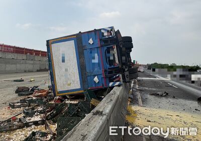 快訊/大貨車國1爆胎側翻!駕駛送醫不治...滿地蛋液排除中
