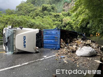 大貨車過彎翻覆滿地廢料　蘇花公路台9線121K單線雙向通行