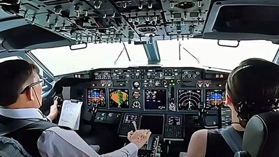 74歲泰王訪越南「竟自己開飛機去」 駕駛艙畫面曝光