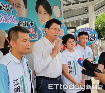 謝龍介陪陳詩薇新營車掃 高喊「蔡育輝一票、小薇一票」