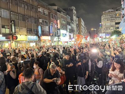 不是蟑螂老鼠!沈伯洋掃街洋流擠爆公館 支持者高喊:我們自己來的