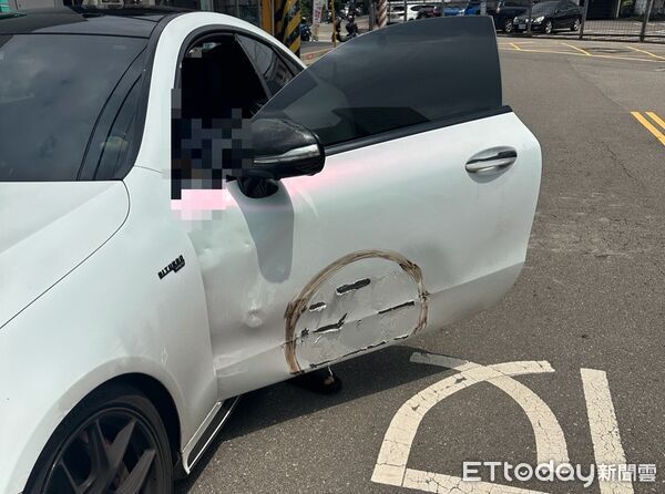 ▲▼年輕人國道競速...休旅車把賓士撞出一圈「洩恨印記」　2人警局報到。（圖／記者許權毅翻攝）