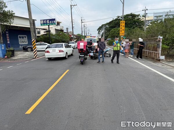 屏東74歲婦騎車左轉 與同向外送員機車擦撞倒地送醫