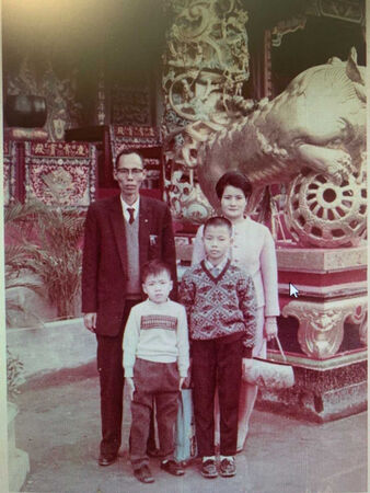 指南宮凌霄寶殿落成時，李學忠（左下）和雙親合影留念。（圖／李學忠提供）