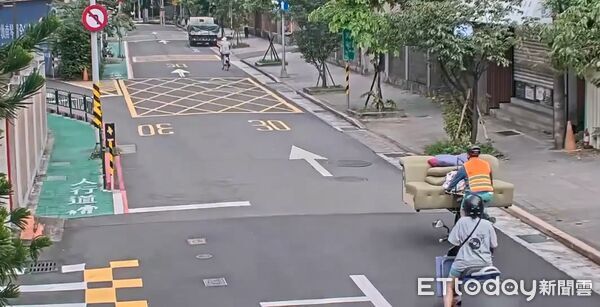 北市最強搬家哥！單車扛整張沙發趴趴走 神級平衡術驚呆路人