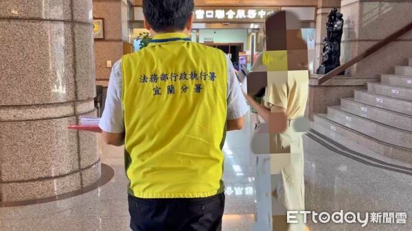 ▲欠稅139萬準備搭機出國遭攔 基隆水果商管收7小時籌50萬。（圖／記者郭世賢翻攝）