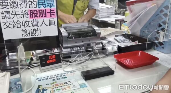 ▲欠稅139萬準備搭機出國遭攔 基隆水果商管收7小時籌50萬。（圖／記者郭世賢翻攝）