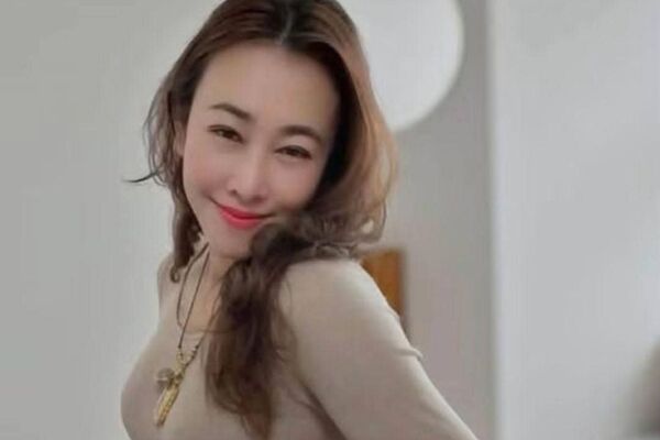 親友透露,愛姐過去曾遭前夫詐騙3千萬泰銖導致破產,加上面臨前夫離世打擊,才會走入寺廟尋求心靈寄託。(翻攝自X)