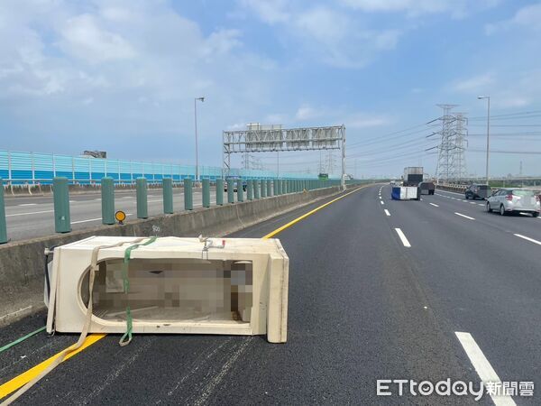 ▲大貨車流動廁所及水塔噴落國道。(圖/國道警方提供)