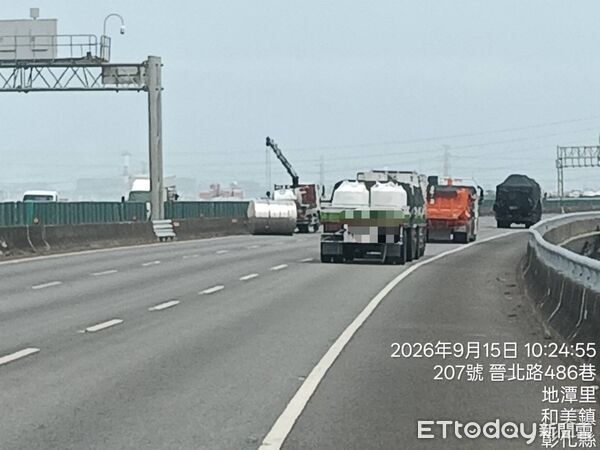 ▲大貨車流動廁所及水塔噴落國道。(圖/國道警方提供)