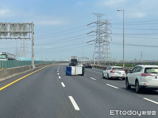 ▲大貨車流動廁所及水塔噴落國道。(圖/國道警方提供)