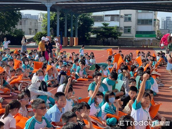 ▲台南市消防局後甲消防分隊前進復興國小辦理防火宣導,向學童講解用火、用電及避難逃生觀念。(記者林東良翻攝,下同)