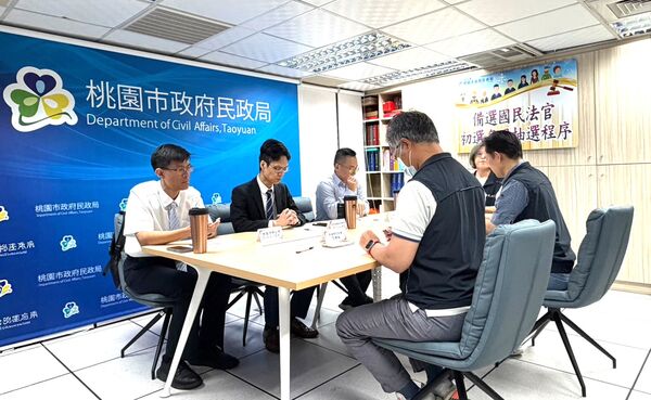 ▲桃園市政府今天上午在民政局公開辦理明年度備選國民法官初選，市府民政局邀集法院、桃園地檢署與律師公會人員到場參與。（圖／市府民政局提供）
