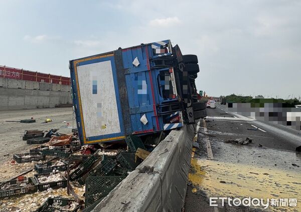 ▲陳男駕駛大貨車行經國1北向248.5公里時疑似爆胎翻覆。（圖／記者翁伊森翻攝，下同）