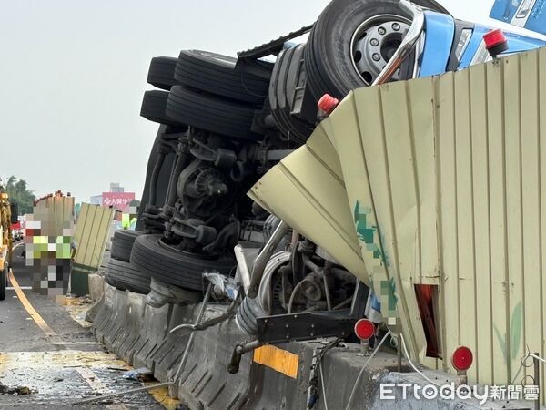 ▲陳男駕駛大貨車行經國1北向248.5公里時疑似爆胎翻覆。（圖／記者翁伊森翻攝，下同）