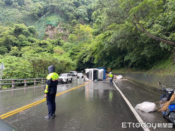 ▲▼台9線蘇花公路發生大貨車翻覆意外。（圖／記者游芳男翻攝，下同）