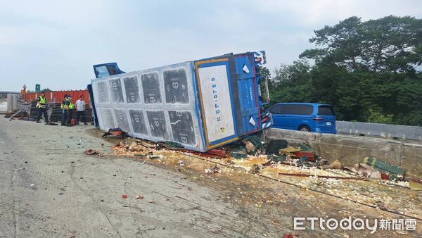 ▲陳男駕駛大貨車行經國1北向248.5公里時疑似爆胎翻覆，當場失去呼吸心跳送醫不治。（圖／記者游瓊華翻攝）