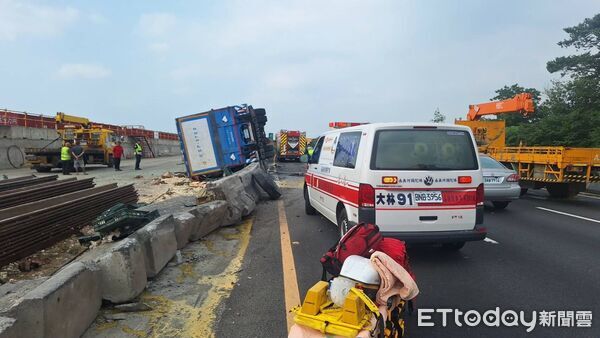 ▲陳男駕駛大貨車行經國1北向248.5公里時疑似爆胎翻覆，當場失去呼吸心跳送醫不治。（圖／記者游瓊華翻攝）