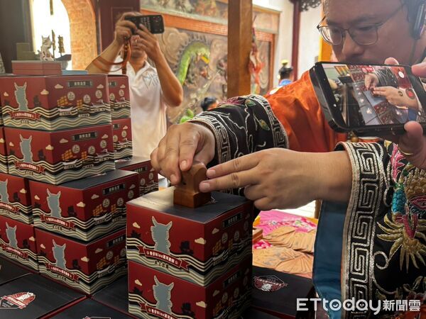 ▲台南八吉境總趕宮舉行倪聖公平安印開印儀式，由道長依循古禮主持科儀，讓失傳多年的船家傳統重新啟用。（記者林東良翻攝，下同）