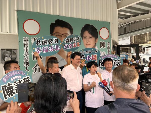 ▲國民黨台南市長參選人謝龍介15日下午前往新營，陪同民眾黨市議員參選人陳詩薇車隊掃街。（圖／謝龍介競辦提供）