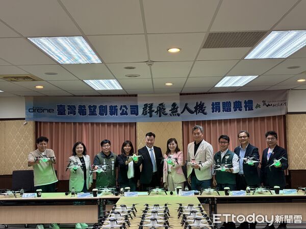 ▲台灣希望創新捐贈50台、總價450萬元的專業無人機給崑山科技大學，由校長李天祥代表受贈。（記者林東良翻攝，下同）