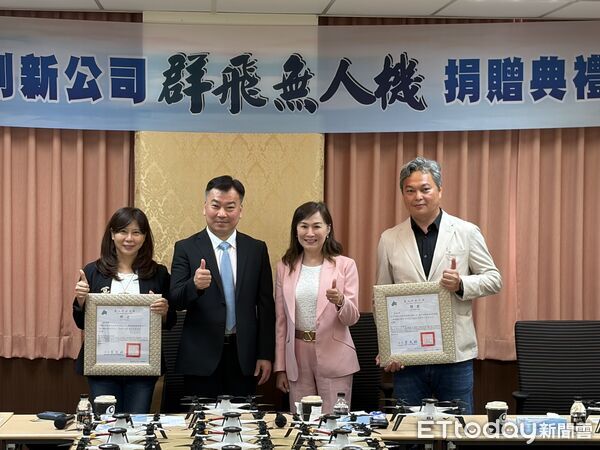 ▲台灣希望創新捐贈50台、總價450萬元的專業無人機給崑山科技大學，由校長李天祥代表受贈。（記者林東良翻攝，下同）