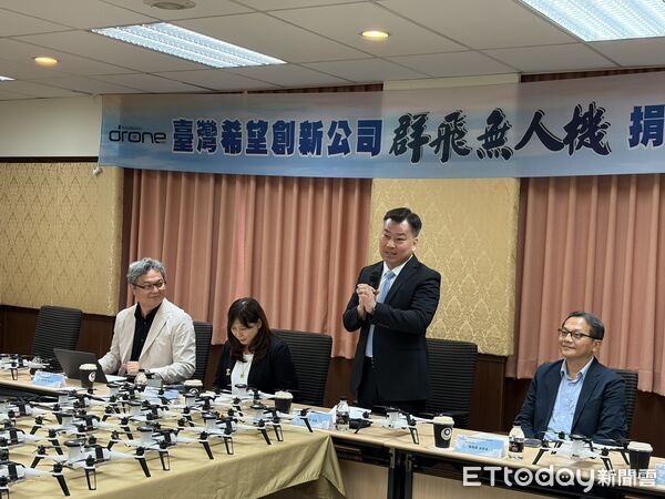 ▲台灣希望創新捐贈50台、總價450萬元的專業無人機給崑山科技大學，由校長李天祥代表受贈。（記者林東良翻攝，下同）