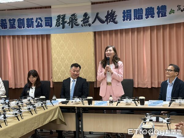 ▲台灣希望創新捐贈50台、總價450萬元的專業無人機給崑山科技大學，由校長李天祥代表受贈。（記者林東良翻攝，下同）