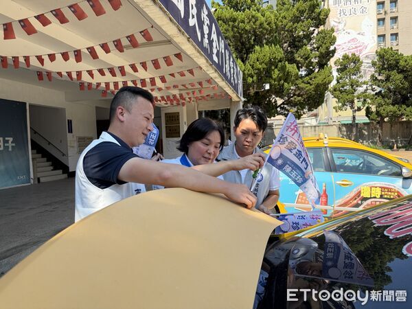 ▲▼國民黨金門縣長候選人陳玉珍租用計程車掛競選旗幟。（圖／記者鄭逢時攝）