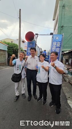 ▲國民黨台南市長參選人謝龍介陪同市議員參選人陳詩薇，在新營進行車隊掃街拜票。（記者林東良翻攝，下同）