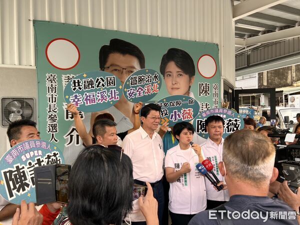 ▲國民黨台南市長參選人謝龍介陪同市議員參選人陳詩薇，在新營進行車隊掃街拜票。（記者林東良翻攝，下同）