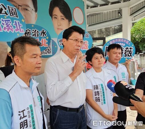 ▲國民黨台南市長參選人謝龍介陪同市議員參選人陳詩薇，在新營進行車隊掃街拜票。（記者林東良翻攝，下同）