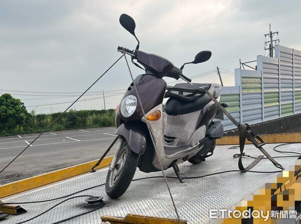▲70歲騎士誤騎機車上國1還逆向飆內線，警方緊急封鎖全線成功攔停。（圖／記者林東良翻攝）