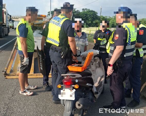 ▲70歲騎士誤騎機車上國1還逆向飆內線，警方緊急封鎖全線成功攔停。（圖／記者林東良翻攝）
