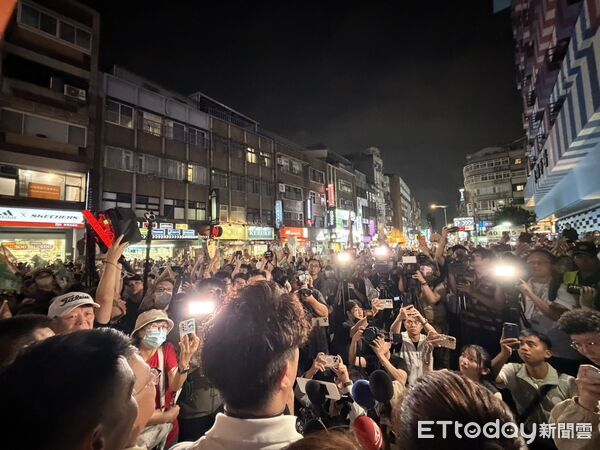 ▲▼民進黨台北市長參選人沈伯洋赴公館商圈掃街拜票，現場湧入洋流。（圖／記者詹詠淇攝）