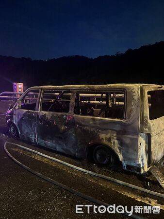 ▲▼廂型車汽油伴隨火勢流淌至路肩及外側車道，警消撲滅火勢車子僅剩骨架             。（圖／記者陳以昇翻攝）
