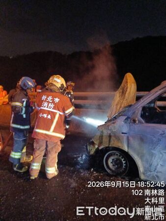 ▲▼廂型車汽油伴隨火勢流淌至路肩及外側車道，警消撲滅火勢車子僅剩骨架             。（圖／記者陳以昇翻攝）