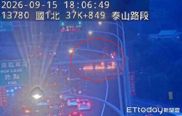▲▼廂型車汽油伴隨火勢流淌至路肩及外側車道，警消撲滅火勢車子僅剩骨架             。（圖／記者陳以昇翻攝）