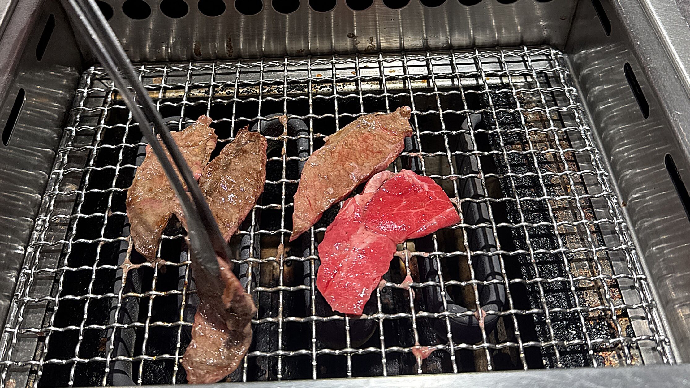 ▲▼中秋烤肉,夾子,生肉,熟肉。（圖／記者楊智雯攝）