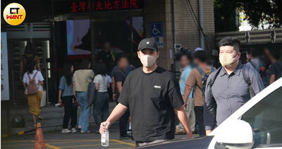 直擊閃兵男星庭訊後「約會短褲正妹」!互動超親密…一起回家全被拍