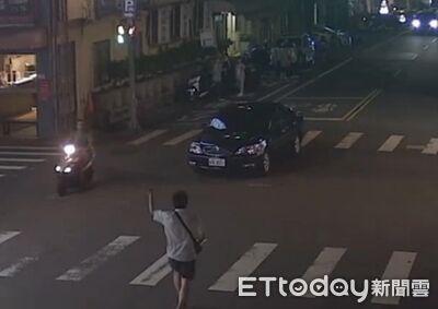 桃園粗心阿北忘拉手剎車 愛車「倒退嚕」撞倒3機車