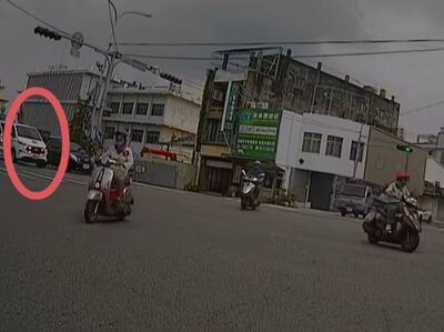 救護車被當空氣!彰化驚見6汽機車「集體無視」...恐重罰吊牌