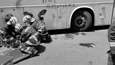 國光客運右轉輾過新加坡婦 運將驚魂:疑為趕會合家人衝出來