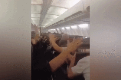 客機故障狂晃!「起飛爆胎」天花板崩落砸頭 乘客抓椅絕望尖叫