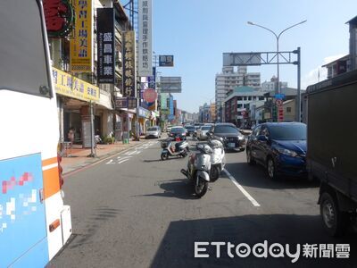 台中女騎士跟太近出事了！3機車連環撞再撞公車...2人受傷