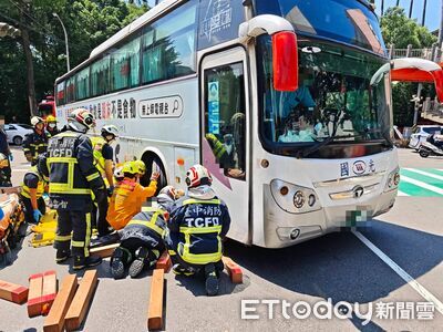 國光客運輾婦畫面曝！9人家族團過馬路　阿嬤跑步追趕慘捲輪下